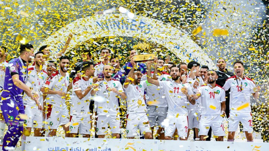 توج المنتخب الوطني المغربي لكرة القدم داخل القاعة اليوم الثلاثاء بلقب النسخة السادسة من “كأس العرب” عقب تفوقه على نظيره العراقي بنتيجة 3 مقابل0.
