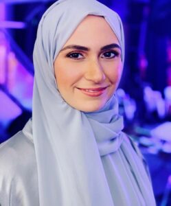 قصة نجاح أول إماراتية تدعى" زهرة لاري" مثلت دولة الإمارات عالميا في رياضة التزلج الاستعراضي على الجليد ,أنموذجا مائزا يليق بالاحتفاء .