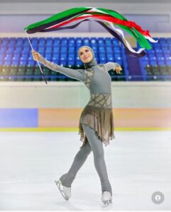 خاضت أول بطولة عالمية عام 2012 في إيطاليا، مؤمنة أن تمكين المرأة أولوية وطنية في دستور بلدها . متحدية الحواجز كونها أول عربية محجبة إماراتية تخوض سباقا عالميا ،حيث ظفرت بدعم أكاديمية الشيخة فاطمة بنت مبارك ماديا ولوجيستيكيا .