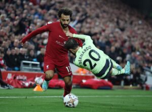يصل محمد صلاح رسميا إلى المركز الخامس في قائمة الهدافين التاريخيين لـ ليفربول في بطولة الدوري الإنجليزي برصيد 135 هدفًا في مباراته رقــم 300 مع ليفربول.