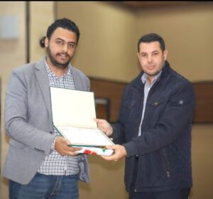 الطالب أحمد ثابت يظفر بجائزة أفضل مقال صحافي