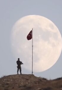 القمر الأزرق من تركيا