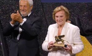 المخرجة الإيطالية ليليانا كافاني تتوج بالأسد السينمائي