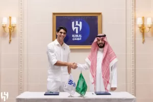 لحظة تعاقد الهلال مع بونو