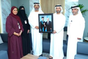 الشيخ محمد بن حمد بن سيف الشرقي يتسلّم هدية تذكارية من "الفجيرة الاجتماعية الثقافية" في يوم المهندس .