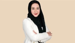 الأديبة الإماراتية لولوة المنصوري الفائزة بجائزة سرد الذهب ،عن مجموعتها القصصية "عندما كانت الأرض مربعة"