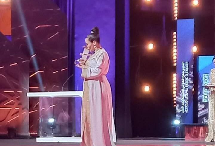 لحظة تتويج المخرجة المغربية أسماء المدير بالجائزة الكبرى في المهرجان الدولي للفيلم بمراكش