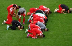 فرحة منتخب الأردن بتأهله لنهائي كأس أمم ٱسيا نهاية مباراة الأردن ،سجود اللاعبين على إثر تأهلهم لنهائي كأس أمم ٱسيا