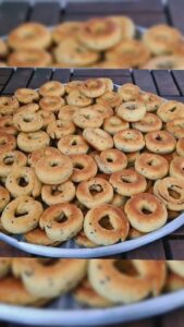 فلسطينيات تحضرن كعك العيد في المخيمات