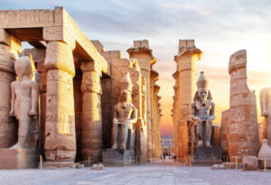 معبد الأقصر، معلم مصر الشهير، منظر الصرح الأول.