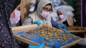 فلسطينيات تحضرن كعك العيد في المخيمات