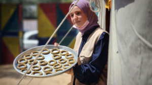 فلسطينيات تحضرن كعك العيد في المخيمات