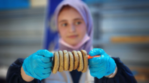 فلسطينيات تحضرن كعك العيد في المخيمات