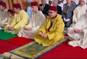 المولى الحسن يؤدي صلاة العيد