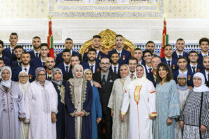 المولى الحسن في صورة تذكارية مع أسود الأطلس بالقصر الملكي