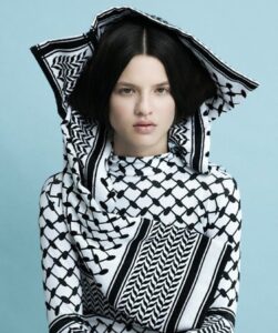الكوفية الفلسطينية تتربع عرش تصاميم مصمم الأزياء العالمي عزيز بكاوي
