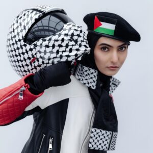 الكوفية الفلسطينية تتربع عرش تصاميم مصمم الأزياء العالمي عزيز بكاوي