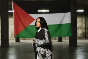 كيلاني آشلي باريش تطل بالكوفية في أعنية إلى جوارك