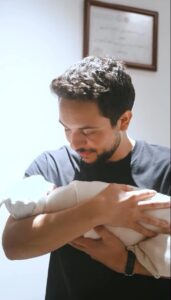 الأميرة رجوى الحسين وولي العهد الأمير الحسين عبد الله يرزقان بأنثى سمياها "إيمان الحسين"