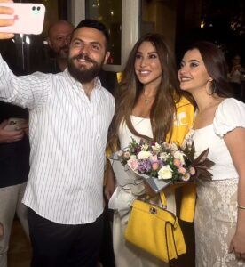 نجوى كرم تلتقط صورا مع متابعيها