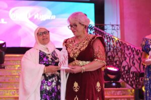 لحظة تكريم السبدة زهراء المرضي الإدريسي أيقونة الصناعة التقليدية من فاس العتيدة إلى مدينة الألفية