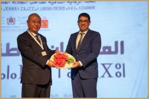هدية الوفد الصيني لوزير الشباب والثقافة والتواصل