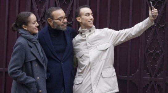 الملك محمد السادس رفقة نجليه في باريس