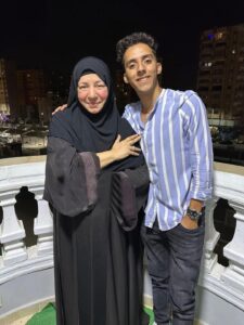 الفنانة عبلة كامل وقريبها