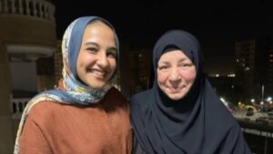 الفنانة عبلة كامل وقريبتها