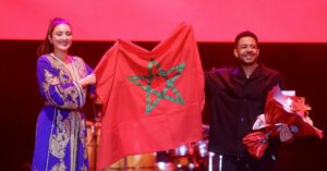حماقي يرتدي القميص المغربي ويلتحف العلم المغربي