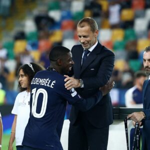 لحظة التتويج بكأس السوبر الأوروبي