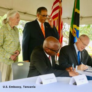 إطلاق معهد جين غودال تنزانيا USAIDTanzania وبرنامج الوكالة الأمريكية للتنمية الدولية (USAID) مشروع "الأمل من )Tumani Kupitia Vitendo( "خلال العمل الذي يهدف إلى تعزيز التنمية المستدامة وحماية الموائل في غرب تنزانيا.