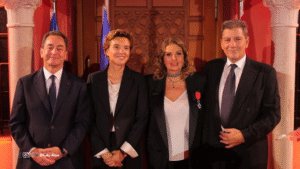 يسرا تتوشح بوسام الجوقة الفرنسي