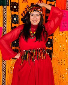 الفنانة المغربية مونية لمكيمل بإطلالة تراثية أمازيغية باللون الأصفر ، بمناسبة السنة الأمازيغية الجديدة
