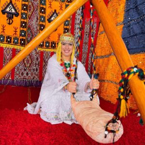 الفنانة المغربية مونية لمكيمل بإطلالة تراثية أمازيغية باللون الابيض ، بمناسبة السنة الأمازيغية الجديدة