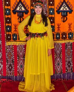 الفنانة المغربية مونية لمكيمل بإطلالة تراثية أمازيغية باللون الأصفر ، بمناسبة السنة الأمازيغية الجديدة