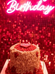 كيكة عيد ميلاد درة اعتمدت صيحة "الشعيرات" أو الـ (Shaggy Cake) باللون الوردي، صيحة رائجة جداً في 2024-2025.
