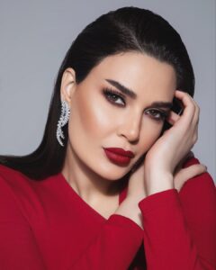 إطلالة جمالية للفنانة اللبنانية سيرين عبد النور تعتمد فيها مكياج الجليد؛ بشرة مشرق بلمعان 'الهايلاتر' على الوجنتين، ظلال عيون دخانية باردة مع رموش كثيفة، وأحمر شفاه كلاسيكي باللون الأحمر المخملي، ترتدي فستاناً أحمر وأقراطاً كريستالية براقة