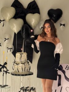 هنا الزاهد تطل بفستان قصير بالابيض والأسود يجمع بين الأناقة والفخامة والبساطة