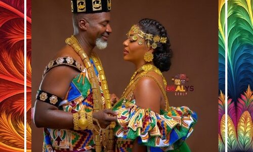 زوجان يرتديان ملابس الزفاف التقليدية الغانية الملونة (قماش الكينتي) مع مجوهرات ذهبية كثيفة وتيجان تراثية.