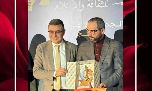 شخصيتان إعلاميتان تحملان درع جائزة بيت الصحافة للثقافة والإعلام في طنجة خلال حفل الدورة الثانية.
