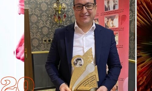 المعلق المغربي جواد بدة يبتسم وهو يحمل درع جائزة زاهد قدسي للتعليق الرياضي في نسختها الـ 21 لعام 2024.