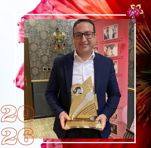 المعلق المغربي جواد بدة يبتسم وهو يحمل درع جائزة زاهد قدسي للتعليق الرياضي في نسختها الـ 21 لعام 2024.