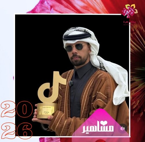 صانع المحتوى خالد العليان يرتدي البشت والزي العربي التقليدي ويحمل درع جائزة "صانع العام" الذهبية من تيك توك.