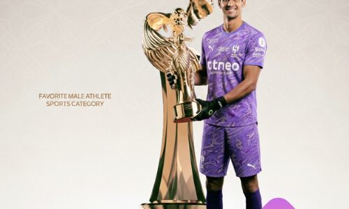 ياسين بونو حارس نادي الهلال والمنتخب المغربي يبتسم ويحمل جائزة "الرياضي المفضل" الذهبية في حفل جوي أووردز 2026.