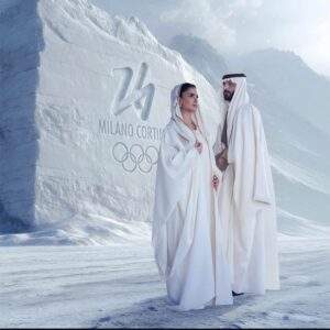 الزي الرسمي للفريق السعودي - أولمبياد ميلانو 2026. ازياء الفريق السعودي في أولمبياد شتاء ميلانو 2026من توقيع المصممة السعودية علياء السالمي ،البشت والمسدح باللون الابيض السكري