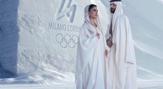 ازياء الفريق السعودي في أولمبياد شتاء ميلانو 2026من توقيع المصممة السعودية علياء السالمي ،البشت والمسدح باللون الابيض السكري