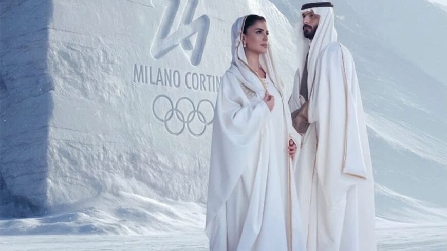 ازياء الفريق السعودي في أولمبياد شتاء ميلانو 2026من توقيع المصممة السعودية علياء السالمي ،البشت والمسدح باللون الابيض السكري