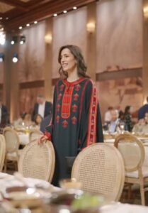 جانبية للأميرة رجوة الحسين تظهر تفاصيل التطريز على أكمام وصدر ثوبها التراثي الأسود خلال حضورها مناسبة رسمية مع الأمير الحسين.الكلمات الدالة: ثوب نجدي، أناقة الأميرة رجوة، تطريز يدوي، أزياء عربية، إفطار ملكي، موضة محتشمة، رجوة آل سيف.