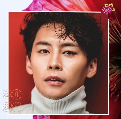الممثل الكوري الجنوبي جونغ أون وو (Jung Eun-woo) بملابس بيضاء وخلفية حمراء - نعي وفاة الممثل الكوري جونغ أون وو عام 2026.